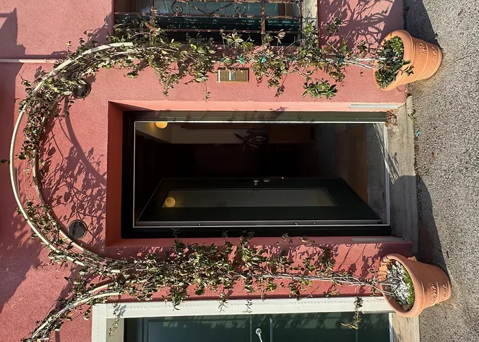 Storico Alloggio Fronte Piazza In Borgo Portello