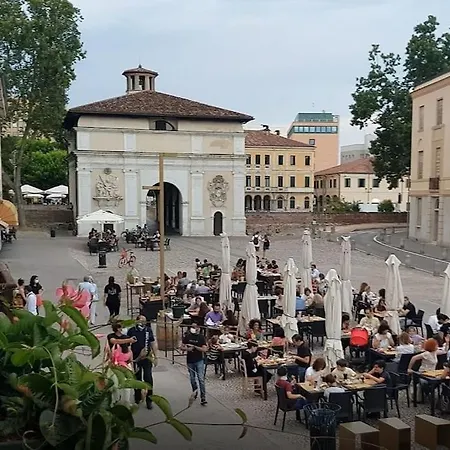 Storico Alloggio Fronte Piazza In Borgo Portello Padova Exterior photo