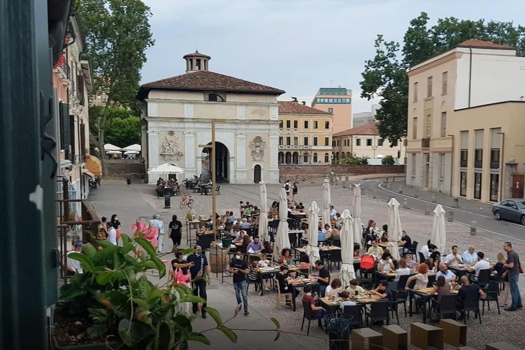 Storico Fronte Piazza In Borgo Portello Apartment *